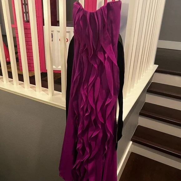 Vera Wang Strapless Gown - Picture 2 of 7